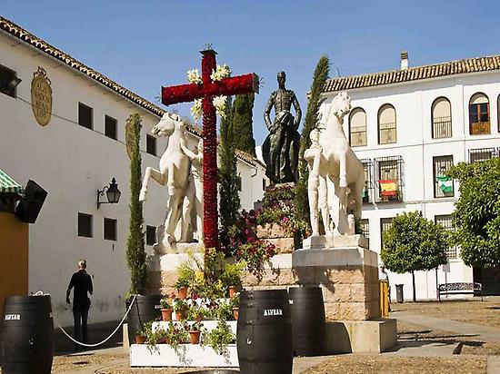 Cruces de mayo ,monumento a Manolete