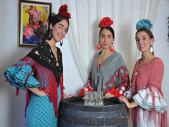Grupo de flamencas en la caseta de Feria