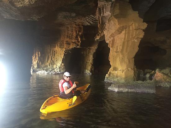 Kayak en el interior de la Cova Tallada