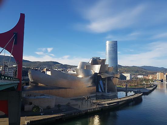 Guggenheim Bilbao con el Arco Rojo