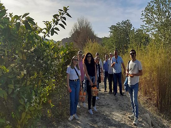 Grupo realizando el recorrido