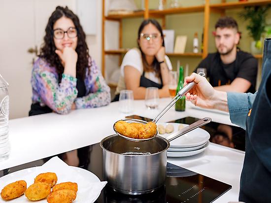 Cooking "croquetas", a delicious tapa