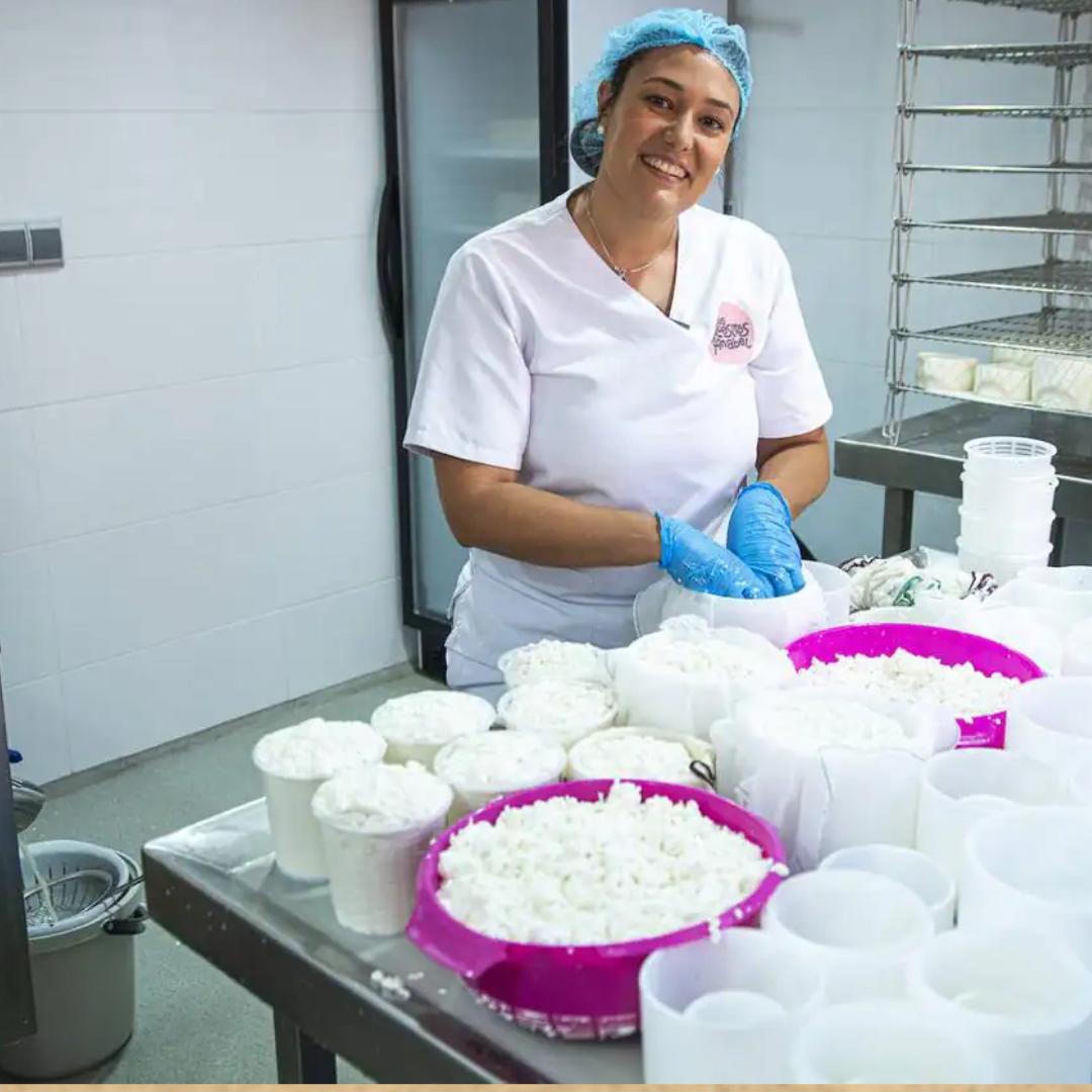 Anabel mostrando cómo hacer queso