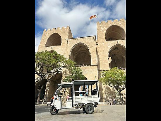 tuk tuk in torres de serrano