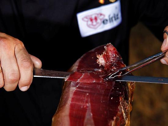 Curving Iberico Acorn Ham