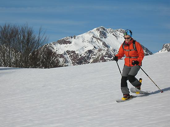 walk with snowshoes.