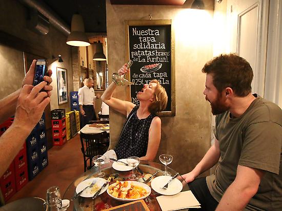 Tapas, wine and history walking tour in 