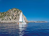 Catamaran surcando Mallorca