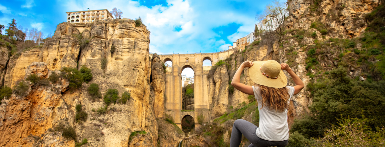 Turista observando el puente de la ciudad de Ronda, Málaga.